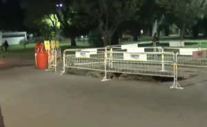 Importante socavón se formó en Zona Sur.