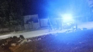 Hombre grave tras balacera en barrio Molino Blanco.