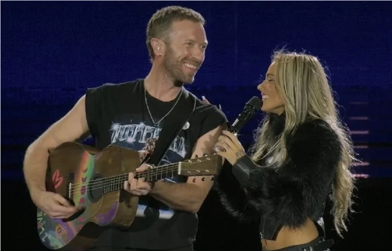 Chris Martin cantó junto a Tini Stoessel.
