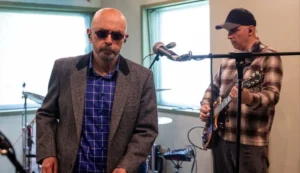 El Indio Solari se muestra grabando nuevo material con su banda solista.