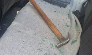 Martillo cae desde edificio en el centro y destruye un auto.