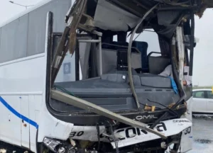 Importante choque entre camión y colectivo cerca de Piñero.