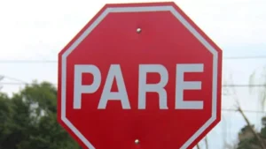 Tres detenidos por robar un cartel de Pare en el centro