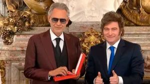 Andrea Bocelli fue agasajado con la Orden de Mayo