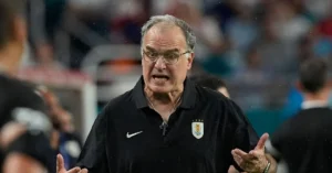 Marcelo Bielsa anunció que deja Uruguay tras el Mundial
