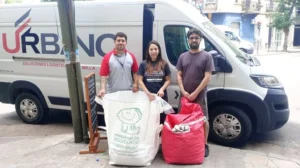 Voluntarios rosarinos realizan una colecta para ayudar al Garrahan