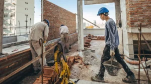 Construcción e industria registraron leve baja en octubre