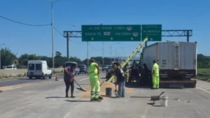 Caos en Circunvalación por el vuelco de un camión con cereales