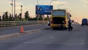 Accidente entre moto y colectivo en el Viaducto Avellaneda
