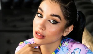 María Becerra cruzó a un seguidor que la criticó