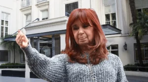 Cristina Kirchner sigue internada por una complicación postoperatoria
