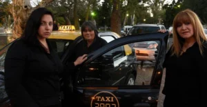 Mujeres taxistas se muestran a favor de llevar publicidad en los coches