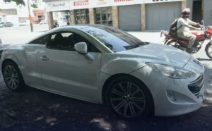 Aparece un auto de alta gama abandonado en Zona Oeste