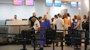 Pasajeros en el Aeropuerto Internacional de Rosario