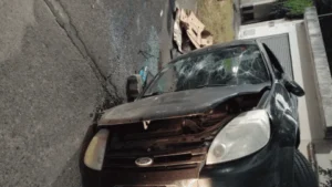 Patrullero y personal de emergencia en un choque en zona sur de Rosario