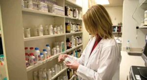 Mostrador de farmacia con medicamentos exhibidos