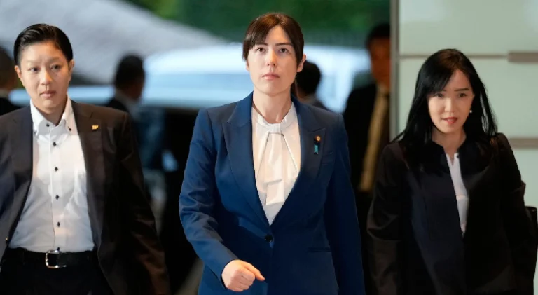 Ministra japonesa llega tarde a una reunión y pide disculpas al país