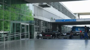 Ambulancia y patrullero en una emergencia policial en Rosario