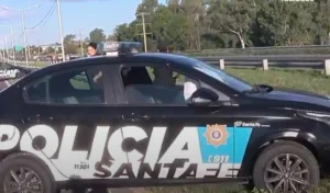 Patrullero de la policía en un siniestro vial sobre avenida Circunvalación en Rosario
