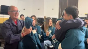 Emotivo: alumnos le regalan el buzo de la promoción del curso al profesor
