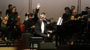 Fito Páez celebra su cumpleaños con Casa Páez en el teatro El Círculo de Rosario