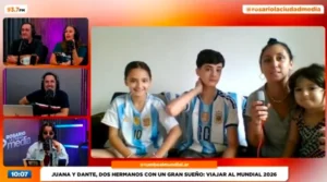 Juana y Dante venden llaveros para ir al Mundial