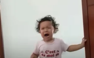 Viral: nena finge llorar cuando su papá se va pero se calma cuando se aleja