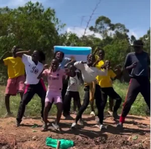 El grupo de baile Hypers Kids África se volvió viral luego de una coreografía llena de energía que refleja la pasión de los aficionados de Uganda por la "scaloneta.