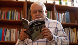 Retrato del poeta y escritor rosarino Roberto Retamoso