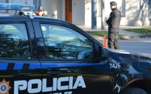 Patrullero y cinta policial en un operativo en barrio San Francisquito