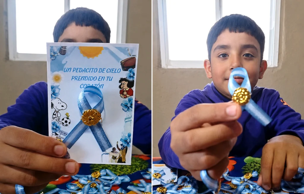 La historia de Felipe, el nene que vende escarapelas para comprar sus audífonos