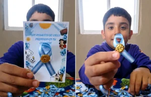 La historia de Felipe, el nene que vende escarapelas para comprar sus audífonos