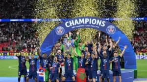 Plantel del PSG celebrando el título de la Champions League