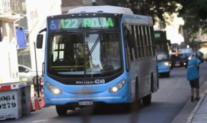 Colectivos urbanos circulando por Rosario