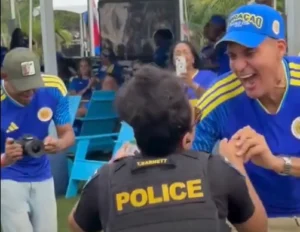 Hinchas de Curazao bailaron con policías estadounidenses