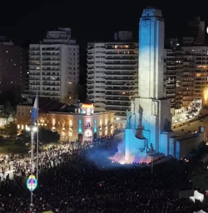 Multitud en el Monumento a la Bandera durante los festejos del Día de la Bandera