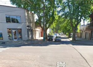 Patrullero policial en Rosario durante un operativo nocturno