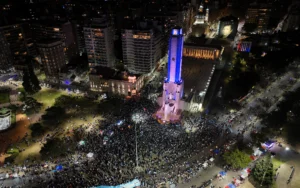 Miles de rosarinos en el Monumento apoyaron a la Selección