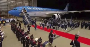 La Selección Argentina fue recibida en Ezeiza por los Granaderos
