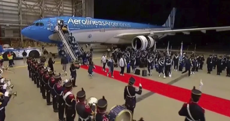 La Selección Argentina fue recibida en Ezeiza por los Granaderos