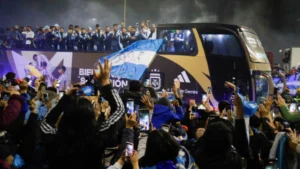 Los jugadores de la Selección viajaron al predio de Ezeiza en un micro descapotable