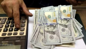 Billetes y calculadora sobre un escritorio