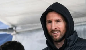 Lionel Messi observa un partido de Leones FC en Arroyo Seco