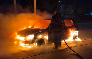 Bomberos trabajan para apagar un auto incendiado en la zona noroeste de Rosario