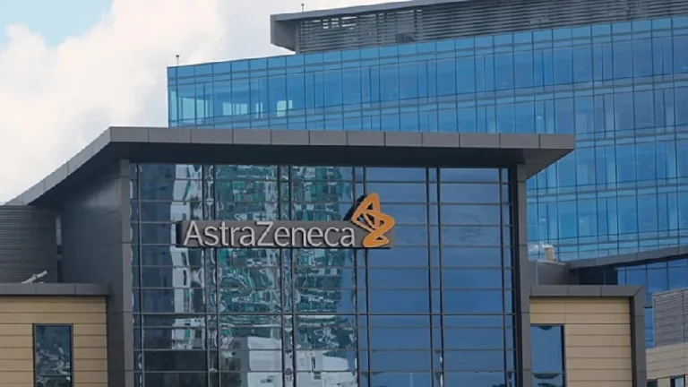 Una mujer demanda a AstraZeneca tras quedar discapacitada a causa de la vacuna contra el Covid
