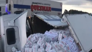 Camión de lácteos volcado y saqueado en la autopista cerca de Rosario