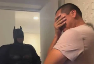 Quiso sorprender a su marido por su cumpleaños e invitó a Batman
