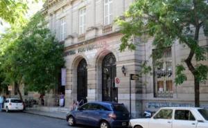 Escena de un ataque a tiros en zona sur de Rosario con presencia policial