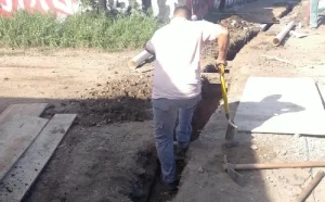 Frenaron una excavación ilegal en una vereda de zona oeste