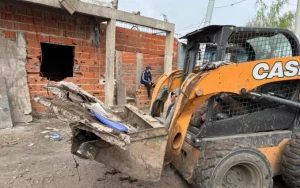 Barrio Ludueña: liberan una calle bloqueada por la construcción de una vivienda precaria